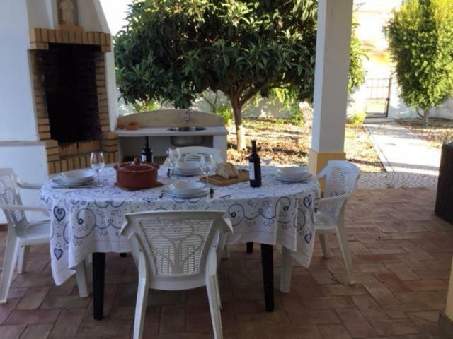 Guest House Alfarrobeiras Албуфейра Екстериор снимка